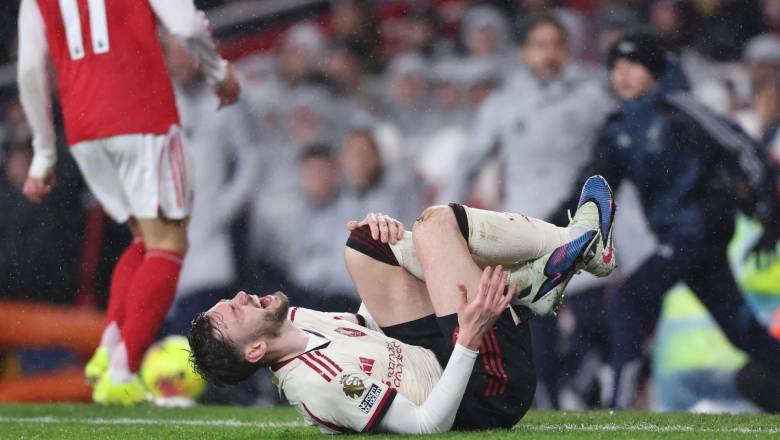 Conor Bradley leaves Emirates on crutches after Martinelli &lsquo;disgraceful&rsquo; incident - Ảnh 2