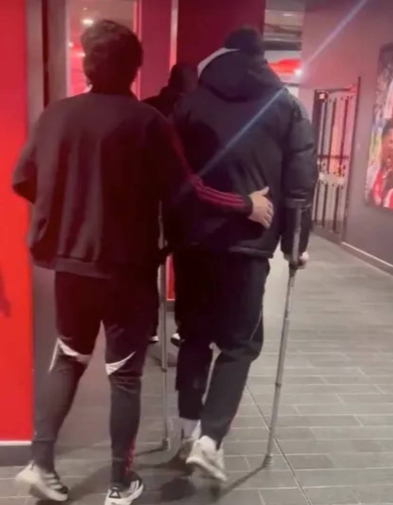 Conor Bradley leaves Emirates on crutches after Martinelli &lsquo;disgraceful&rsquo; incident - Ảnh 3