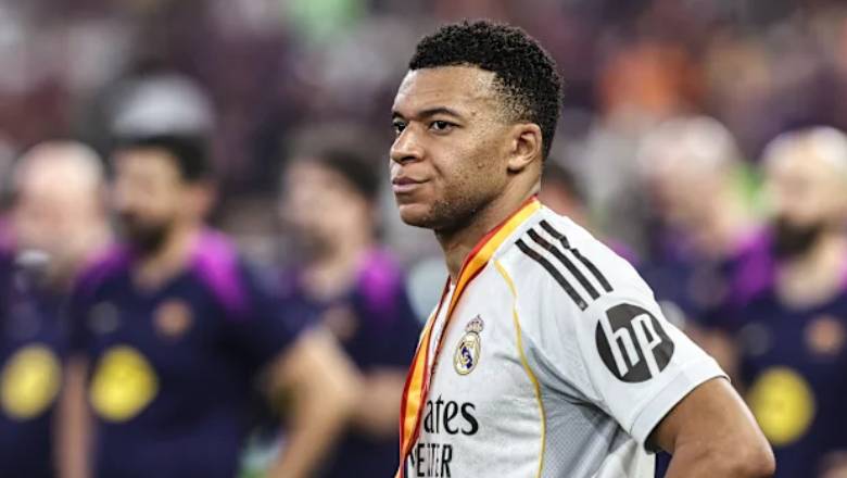 Kylian Mbappe criticised amid claims he prevented Barcelona&rsquo;s guard of honour - Ảnh 1