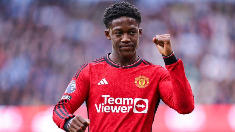 Kobbie Mainoo resolves Man United future after talks with Michael Carrick - Ảnh 1