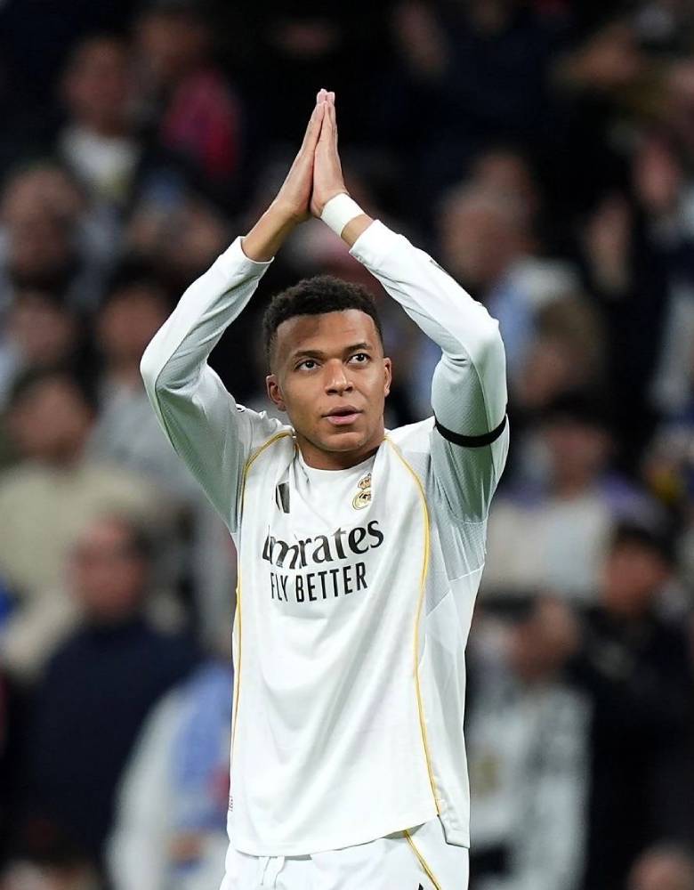Kylian Mbappe gestures his apology to Monaco fans on his Ronaldo record-breaking day - Ảnh 2