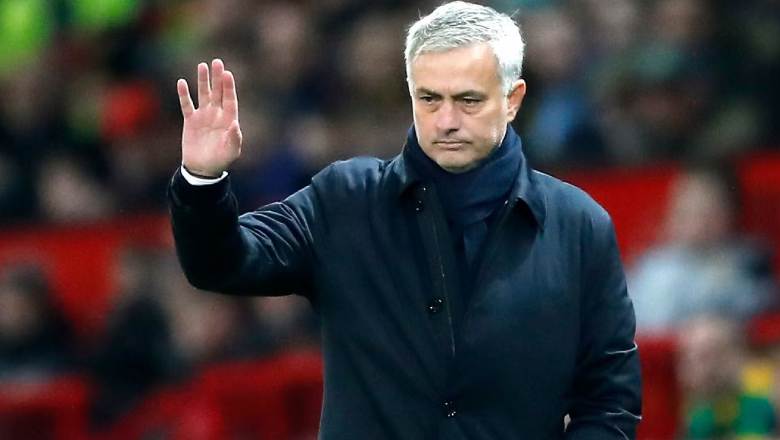 Jose Mourinho swamped by 200 Benfica fans ahead of training session - Ảnh 1