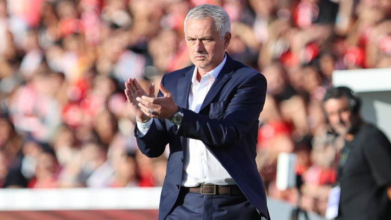 Jose Mourinho swamped by 200 Benfica fans ahead of training session - Ảnh 2