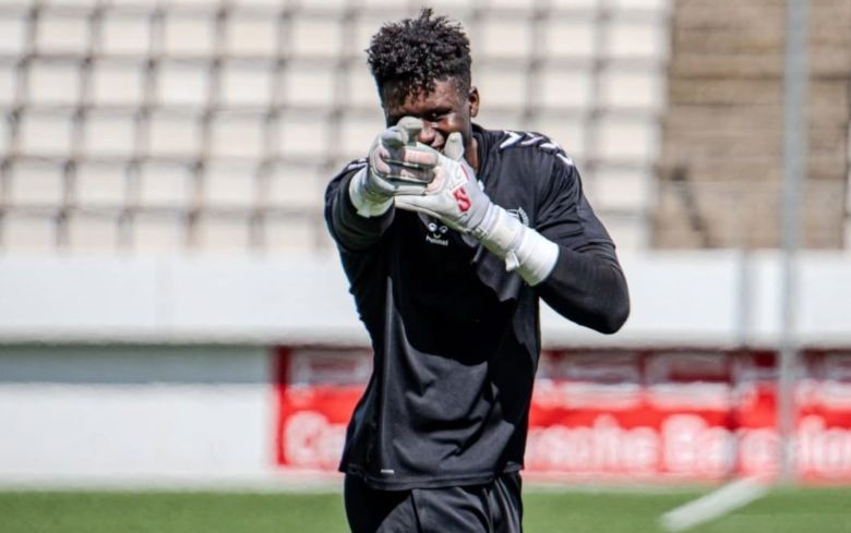 Meet the tallest goalkeeper in Africa: The 2.07m giant once targeted by a La Liga heavyweight - Ảnh 1