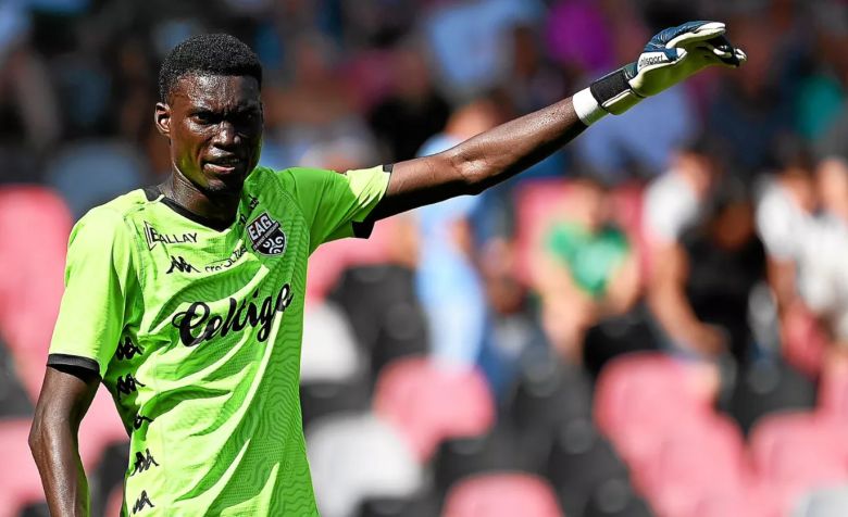 Meet the tallest goalkeeper in Africa: The 2.07m giant once targeted by a La Liga heavyweight - Ảnh 2
