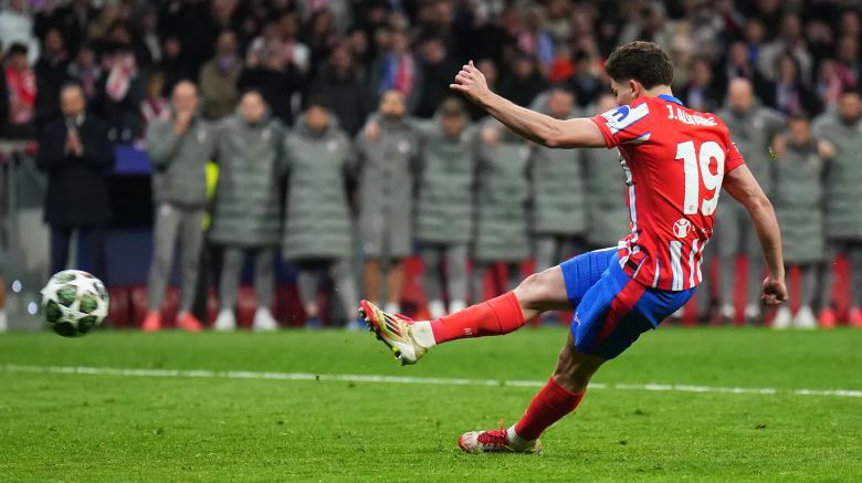 10 most controversial Champions League matches: When refereeing decisions favoured Barcelona - Ảnh 1