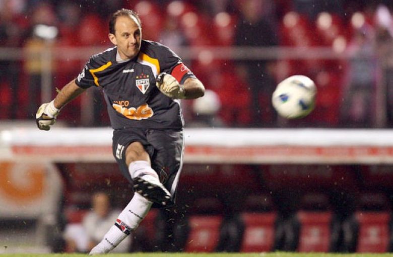 10 players with the most free-kick goals in history: A goalkeeper scored 59, how far is Messi from the top spot? - Ảnh 1