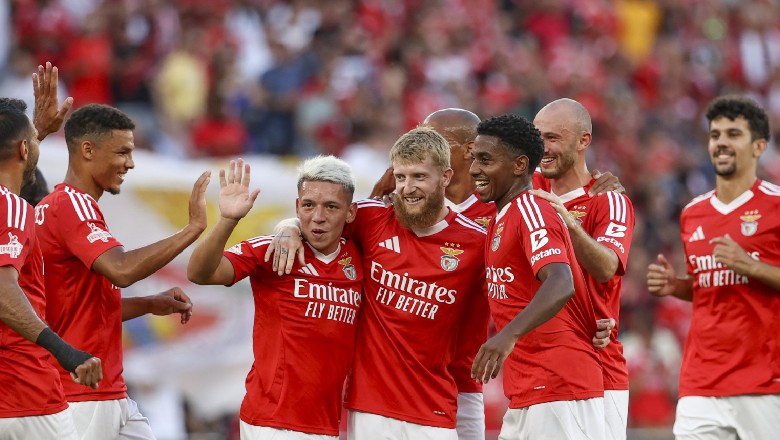 Top 10 football teams that play in red: England&rsquo;s biggest derby and the surprise behind Arsenal&rsquo;s colour change - Ảnh 2