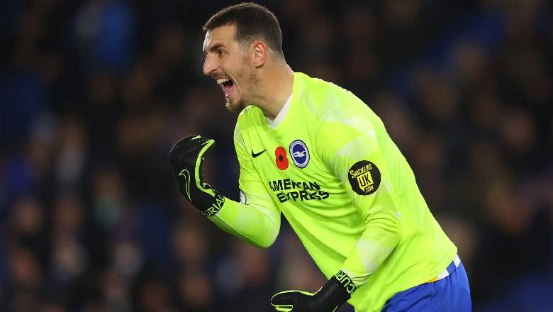What happens if a goalkeeper gets a red card?  - Ảnh 2