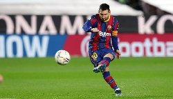 10 players with the most free-kick goals in history: A goalkeeper scored 59, how far is Messi from the top spot?